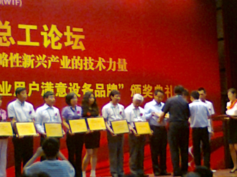 /></p><p>&nbsp;&nbsp;&nbsp;&nbsp;&nbsp;&nbsp;&nbsp; &nbsp;在日前由中國(guó)水網(wǎng)主辦的2012年度(第六屆)水業(yè)高級(jí)技術(shù)論壇——供水技術(shù)深度論壇上，《中國(guó)40個(gè)城市供水服務(wù)滿意度指數(shù)調(diào)查研究報(bào)告》(以下簡(jiǎn)稱《報(bào)告》)正式發(fā)布。</p><p><br/>　　中國(guó)水網(wǎng)在全國(guó)范圍內(nèi)篩選出供水服務(wù)水平業(yè)內(nèi)評(píng)價(jià)較高的40個(gè)城市，面向城市公眾開展供水服務(wù)滿意度調(diào)查活動(dòng)，調(diào)查收到逾萬份調(diào)查問卷。此次《報(bào)告》借鑒國(guó)內(nèi)外顧客滿意度理論研究成果和測(cè)評(píng)方法，結(jié)合調(diào)查結(jié)果和中國(guó)供水行業(yè)的實(shí)際發(fā)展情況編制而成。</p><p><br/><strong>　　行業(yè)該做哪些改進(jìn)？<br/>　　供水服務(wù)行業(yè)較明顯的優(yōu)勢(shì)為供水穩(wěn)定性，需要改進(jìn)的首要指標(biāo)為供水水質(zhì)</strong></p><p><br/>　　中國(guó)水網(wǎng)副總經(jīng)理殷曉芳分析說，低質(zhì)低價(jià)已經(jīng)成為行業(yè)痼疾；原水壓力和飲用水新標(biāo)準(zhǔn)執(zhí)行壓力大，使服務(wù)成本壓力迅速升高；社會(huì)溝通的不充分和企業(yè)經(jīng)營(yíng)的相對(duì)封閉，使公眾的誤解加??；服務(wù)績(jī)效管理工具的缺失和服務(wù)體制的落后，導(dǎo)致行業(yè)品牌整體失落。</p><p><br/>　　據(jù)了解，調(diào)查報(bào)告中的供水滿意度評(píng)價(jià)指標(biāo)體系以供水用戶滿意度指數(shù)為核心。通過對(duì)評(píng)測(cè)指標(biāo)的分析，殷曉芳對(duì)供水行業(yè)的優(yōu)勢(shì)和弱項(xiàng)進(jìn)行闡述:供水服務(wù)行業(yè)較為明顯的優(yōu)勢(shì)領(lǐng)域?yàn)楣┧€(wěn)定性。根據(jù)調(diào)查結(jié)果及分析，用戶認(rèn)為供水穩(wěn)定性的重要程度較高，且對(duì)水壓穩(wěn)定性、供水連續(xù)性、計(jì)劃停水和管道搶修及時(shí)性方面的滿意度評(píng)價(jià)較高。80％被調(diào)查者對(duì)供水穩(wěn)定性滿意，供水企業(yè)應(yīng)繼續(xù)保持這一優(yōu)勢(shì)。</p><p><br/>　　供水服務(wù)行業(yè)具有競(jìng)爭(zhēng)優(yōu)勢(shì)的是供水水價(jià)。此次調(diào)查結(jié)果表明，被調(diào)查者普遍認(rèn)為水價(jià)這一評(píng)測(cè)指標(biāo)較為重要，并且認(rèn)為目前的收費(fèi)價(jià)格和階梯水價(jià)的收費(fèi)方式均較為合理。在調(diào)查中，多數(shù)被調(diào)查者表示，在供水企業(yè)能夠提供優(yōu)質(zhì)服務(wù)的前提下，不會(huì)排斥上調(diào)水價(jià)和實(shí)施階梯收費(fèi)。</p><p><br/>　　“雖然2011年年底以來，全國(guó)范圍內(nèi)多個(gè)城市上調(diào)了水價(jià)或?qū)嵤╇A梯水價(jià)，引起公眾廣泛關(guān)注及爭(zhēng)議，但隨著對(duì)供水行業(yè)理性認(rèn)識(shí)的提升，公眾對(duì)水資源是商品的意識(shí)越來越強(qiáng)，對(duì)供水服務(wù)成本也開始有所了解，因此漲價(jià)、改變收費(fèi)方式并沒有對(duì)供水水價(jià)的滿意度造成太大影響?！币髸苑颊f。</p><p><br/>　　供水服務(wù)行業(yè)需要改進(jìn)的首要指標(biāo)是供水水質(zhì)。此次調(diào)查結(jié)果顯示，在供水服務(wù)用戶滿意度評(píng)價(jià)體系的7個(gè)二級(jí)評(píng)測(cè)指標(biāo)中，水質(zhì)是影響用戶滿意度的較重要因素，同時(shí)也是拉低用戶滿意度的首要因素。據(jù)了解，此次調(diào)查采用的象限法分析，表明供水水質(zhì)是其中位于重點(diǎn)改進(jìn)區(qū)的二級(jí)指標(biāo)，由此可見，提高供水行業(yè)服務(wù)水平的首要有效途徑就是提高供水水質(zhì)。</p><p><br/>　　殷曉芳表示，提高供水水質(zhì)要求是環(huán)球趨勢(shì)，也是經(jīng)濟(jì)發(fā)展后人民生活水平提高的必然結(jié)果。如何合理控制成本、整合資源、提高效率，成為供水企業(yè)面臨的挑戰(zhàn)，但另一方面，水質(zhì)標(biāo)準(zhǔn)的提高有利于供水市場(chǎng)良性發(fā)展，供水企業(yè)的升級(jí)改造以及對(duì)新建項(xiàng)目要求的提高也將為供水市場(chǎng)注入增長(zhǎng)動(dòng)力。</p><p><br/>　　供水服務(wù)行業(yè)的弱項(xiàng)為客戶溝通、企業(yè)整體形象。根據(jù)調(diào)查結(jié)果，供水企業(yè)與用戶的溝通行為在總體上被認(rèn)為是有欠缺的，尤其是在公眾宣傳和反饋渠道的充足性方面。很多被調(diào)查者都反映供水企業(yè)不夠公開和透明，這與客戶溝通不足也有很大關(guān)系，這些都對(duì)供水企業(yè)的形象有所損害。</p><p><br/>　　殷曉芳指出，供水企業(yè)應(yīng)經(jīng)常性地組織宣傳用水常識(shí)、企業(yè)社會(huì)活動(dòng)，提高企業(yè)新增積極措施的知名度，提升反饋渠道使用率，進(jìn)一步推廣咨詢熱線和客服中心，提高企業(yè)透明度，改善企業(yè)形象，從而提高供水服務(wù)用戶滿意度。</p><p><br/><strong>　　哪些城市滿意度較高？<br/>　　40城市供水服務(wù)滿意度指數(shù)廣州、南昌、上海位列前三</strong></p><p><br/>　　據(jù)介紹，按照指標(biāo)評(píng)價(jià)體系和滿意度指數(shù)的合成方法，分別計(jì)算得到全國(guó)40個(gè)城市的供水總體服務(wù)滿意度指數(shù)。計(jì)算結(jié)果顯示，廣州以77.99分位居首先，南昌、上海分列第二、三位，排在第四到第十位的依次是濟(jì)南、無錫、北京、江陰、常熟、杭州、珠海。</p><p><br/>　　據(jù)了解，在供水、電力、電信、燃?xì)馑拇蠊卜?wù)行業(yè)中，供水服務(wù)滿意度指數(shù)僅略低于電力行業(yè)，排在第二位。</p><p><br/>　　殷曉芳總結(jié)，<a href=http://dgyingyuan.com>供水服務(wù)</a>的可持續(xù)發(fā)展是一項(xiàng)長(zhǎng)期、系統(tǒng)的工作，建立一套優(yōu)質(zhì)優(yōu)價(jià)的服務(wù)體系還會(huì)面對(duì)很多困難，但只要供水企業(yè)愿意擔(dān)當(dāng)，愿意在建立優(yōu)質(zhì)優(yōu)價(jià)供水服務(wù)體系的道路上先行先試，就能不斷提升綜合服務(wù)水平，樹立服務(wù)標(biāo)桿，促進(jìn)行業(yè)績(jī)效體系的建立。</p><p style=text-align:center;><br/><strong>表1&nbsp;&nbsp; 全國(guó)40個(gè)城市供水總體服務(wù)滿意度指數(shù)(加權(quán)計(jì)算)</strong></p><p style=text-align:center;><strong><img style=BORDER-RIGHT-WIDTH: 0px; BORDER-TOP-WIDTH: 0px; BORDER-BOTTOM-WIDTH: 0px; BORDER-LEFT-WIDTH: 0px alt=