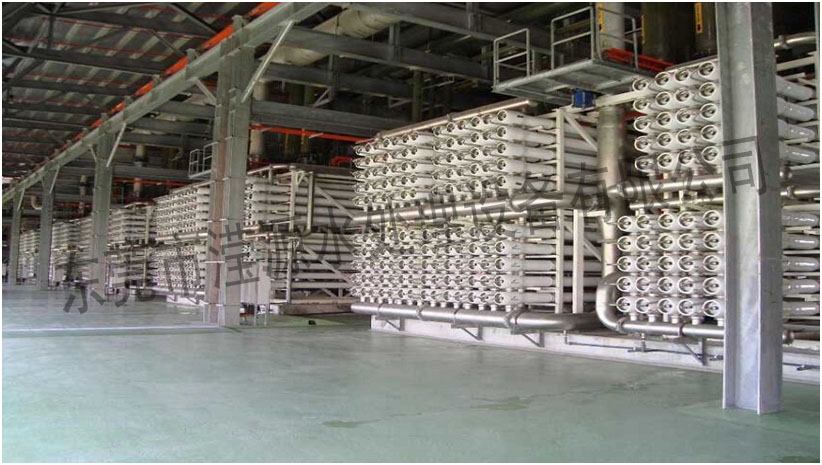 /></p><p>1.1水處理設(shè)備的選擇要本著以保證人們用水安全的原則，因此在對(duì)水處理工藝進(jìn)行選擇時(shí)需做到以下幾點(diǎn)：</p><p>(1)不管是采用任何技術(shù)、工藝，水處理后其水質(zhì)都要達(dá)到國(guó)家規(guī)定的生活飲用水標(biāo)準(zhǔn)。<br/>(2)技術(shù)安全可靠性原則。目前，盡管我國(guó)關(guān)于水處理的技術(shù)和設(shè)備有很多種，但是要從眾多的技術(shù)理論和設(shè)備中選擇技術(shù)較為優(yōu)秀及安全可靠性較高的設(shè)備。<br/>(3)設(shè)備運(yùn)行費(fèi)用較低原則。針對(duì)我國(guó)偏遠(yuǎn)、經(jīng)濟(jì)欠發(fā)達(dá)地區(qū)，如果水處理設(shè)備運(yùn)行費(fèi)用過(guò)高，超出了當(dāng)?shù)厝嗣竦慕?jīng)濟(jì)承擔(dān)能力，即使是水處理建設(shè)工程建設(shè)完工，也會(huì)因?yàn)楦甙旱脑O(shè)備運(yùn)行費(fèi)用當(dāng)?shù)厝嗣癯袚?dān)不起而失去建設(shè)的意義。所以在水處理設(shè)備工程建設(shè)時(shí)一定要考慮到設(shè)備運(yùn)行費(fèi)用問(wèn)題。<br/>(4)易管理原則。針對(duì)經(jīng)濟(jì)欠發(fā)達(dá)地區(qū)設(shè)備技術(shù)管理人員相對(duì)短缺的問(wèn)題，在設(shè)備管理和維護(hù)方面要求盡量做到簡(jiǎn)單、易管理。如果設(shè)備的管理技術(shù)要求的過(guò)于高，超出了設(shè)備技術(shù)管理人員的能力范圍，則設(shè)備的正常運(yùn)行和管理將得不到保障。</p><p>電絮凝技術(shù)</p><p>2.1電絮凝技術(shù)及其原理</p><p>電絮凝技術(shù)理論是在二十世紀(jì)初被提出的，經(jīng)過(guò)近一個(gè)世紀(jì)的實(shí)踐探索才真正意義上將此項(xiàng)技術(shù)應(yīng)用到水處理設(shè)備。此項(xiàng)技術(shù)的顯著特點(diǎn)是使用電能將含在水中的重金屬、固態(tài)懸浮物、乳化有機(jī)物及其他有害物質(zhì)通過(guò)電化學(xué)反應(yīng)將其分離出去。電絮凝水處理法的工作原理是：通過(guò)給水處理設(shè)備中的多塊鋼板加直流電，使其鋼板與鋼板之間產(chǎn)生電場(chǎng)，將待處理的水流入鋼板的縫隙，通電鋼板會(huì)因電離作用消耗一部分進(jìn)入水中，同時(shí)電場(chǎng)中的離子和非離子污染物受電場(chǎng)作用與消耗到水中的鋼板發(fā)生反應(yīng)，使電場(chǎng)中的離子和非離子污染物形成固態(tài)沉淀顆粒，進(jìn)而通過(guò)沉淀分離的方式完成水處理。</p><p>2.2電絮凝<a href=http://www.maknum.com>水處理</a>的工藝流程</p><p>將待處理的水流入均化池，均化池的主要作用是用來(lái)平衡水泵水量和電絮凝反應(yīng)器中水的流量之差，此外在均化池中設(shè)有水位傳感器，主要是用來(lái)控制反應(yīng)器泵和水泵。進(jìn)而通過(guò)反應(yīng)器泵將均化池中的水抽入反應(yīng)器中，反應(yīng)器中設(shè)有鋼板，通電后鋼板與電離出的離子發(fā)生反應(yīng)，達(dá)到處理目的。此外，在反應(yīng)器中的空腔內(nèi)都有一個(gè)氣動(dòng)閥和氣動(dòng)雙隔膜泵，它們的作用分別是去除鐵垢和去除反應(yīng)器中沉淀的固體雜質(zhì)。然后再將反應(yīng)器中處理后的水抽到除沫池，除去漂浮在水面上的泡沫以及讓水中雜質(zhì)的發(fā)生二次沉淀。較后再將除沫池中的水流到沉淀池，再次讓固體顆粒沉淀，并通過(guò)污泥去除設(shè)備將固體顆粒等雜質(zhì)去除，清水則進(jìn)入砂濾器，通過(guò)砂濾器對(duì)水進(jìn)行回洗，完成整個(gè)工藝流程。</p><p>復(fù)合式多介質(zhì)過(guò)濾法方案</p><p>3.1復(fù)合式多介質(zhì)過(guò)濾法及其工作原理</p><p>復(fù)合式多介質(zhì)是一種物理水處理法，整個(gè)工藝流程不需要添加任何化學(xué)藥劑，設(shè)備機(jī)組集成自動(dòng)化、智能化控制，耗能低，安全穩(wěn)定性較高，水處理設(shè)備系統(tǒng)更換后的介質(zhì)不會(huì)對(duì)環(huán)境造成污染，可以直接填埋。同時(shí)由于水處理設(shè)備系統(tǒng)是自動(dòng)控制系統(tǒng)和監(jiān)控系統(tǒng)，系統(tǒng)程序一旦設(shè)定好，不需要過(guò)多的人員對(duì)其實(shí)時(shí)監(jiān)控，節(jié)約了維護(hù)人員的投入，相應(yīng)地也節(jié)省了維護(hù)費(fèi)用。</p><p>3.2復(fù)合式多介質(zhì)過(guò)濾法工藝流程</p><p><br/>通過(guò)原水加壓系統(tǒng)的加壓泵將待處理的水抽入水處理系統(tǒng)，經(jīng)全自動(dòng)逆洗多介質(zhì)深度處理，其中，全自動(dòng)逆洗深度處理系統(tǒng)中設(shè)有活性炭吸附過(guò)濾器，其作用是去除水中的異味和氯化物等。除砷、鐵/錳裝置。作用是去除水中的砷、鐵/錳等雜質(zhì)和有害物質(zhì)。阻垢器?？煞乐顾械拟}和鎂經(jīng)加熱后反應(yīng)生成碳酸鈣。原水<a href=http://www.maknum.com>紫外線消毒系統(tǒng)</a>。主要作用是對(duì)管網(wǎng)水進(jìn)行殺菌，分解臭氧等。水處理工程技術(shù)相關(guān)資料<a href=http://www.maknum.com>http://www.maknum.com</a><br/></p></div>
						<div   id=