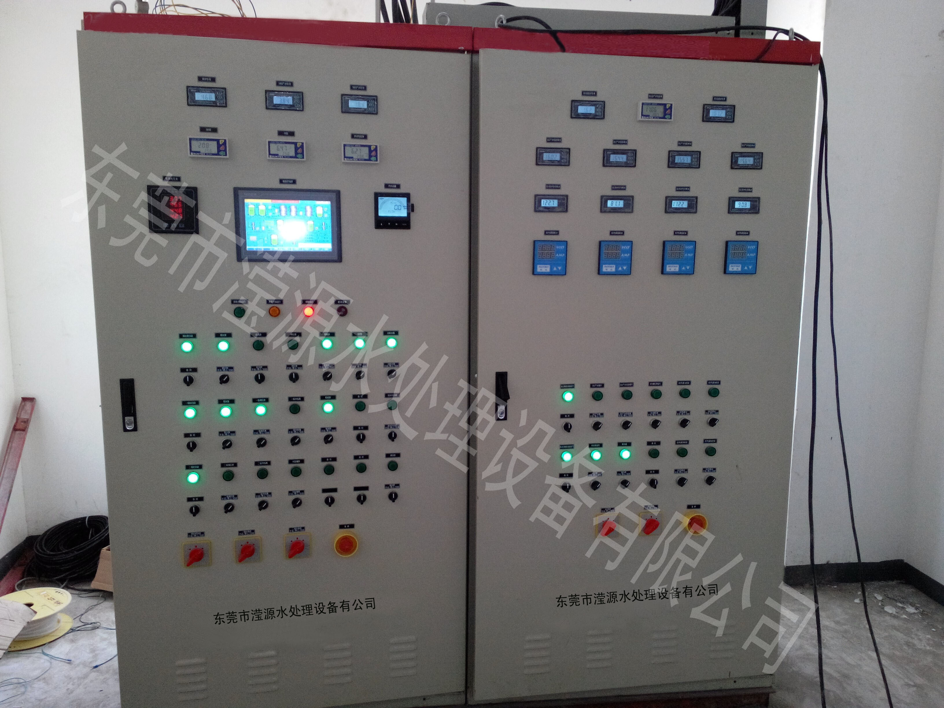 /></p><p>此外，通常采用改變生化池曝氣量來對DO進(jìn)行調(diào)節(jié)，作為活性污泥工藝中能耗較大的工藝單元，控制曝氣冗余是降低污水處理成本的有效手段。</p><p>二、實(shí)驗(yàn)工藝與方法</p><p>1、PLC控制單元</p><p>PLC控制單元包括：中央處理單元（含數(shù)字量輸入、輸出模塊），模擬量輸入、輸出模塊，它們在工作中組成了一個(gè)閉環(huán)自動(dòng)化控制系統(tǒng)。該單元的控圖1閉環(huán)控制系統(tǒng)Ｆig.1　CLOSeDLOOPcONtROLSySteM制流程如圖1所示，通過熒光法溶氧儀對曝氣池中的DO值進(jìn)行檢測，采集到的信號經(jīng)由<a href=http://www.maknum.com/products/>PLC控</a>制單元內(nèi)編寫的程序處理，并輸出給變頻器來完成對鼓風(fēng)機(jī)的調(diào)速、控制其曝氣量來調(diào)節(jié)DO值。</p><p>2、　自動(dòng)化控制方案設(shè)計(jì)</p><p>熒光法溶氧儀采集到的模擬量信號經(jīng)由模擬量輸入模塊，將模擬量信號轉(zhuǎn)換為數(shù)字量信號（A/D信號轉(zhuǎn)換），經(jīng)中央處理單元內(nèi)編制的程序處理后通過模擬量輸出模塊（D/A信號轉(zhuǎn)換）輸出給變頻器的模擬量端子，來完成對鼓風(fēng)機(jī)的變頻調(diào)速，如圖2所示。在中央處理單元處理模擬量信號的過程中，通過引入PID控制，使其相對于常規(guī)<a href=http://www.maknum.com>自動(dòng)化控制程序</a>的控制精度更高。</p><p>&nbsp;</p></div>
						<div   id=